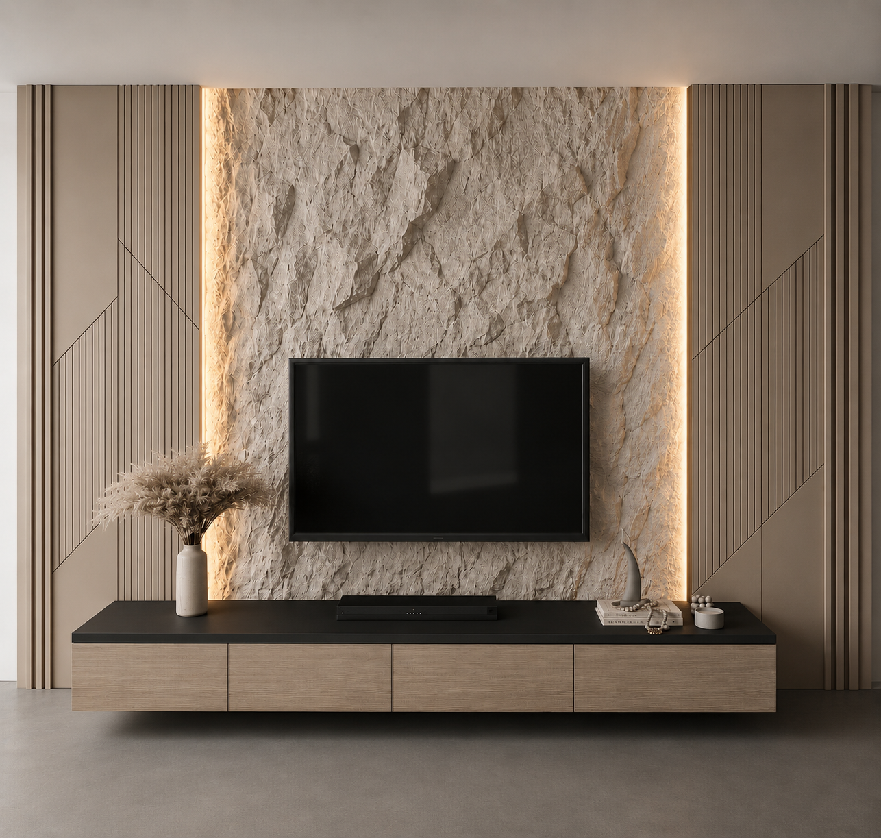 Muro TV en Piedra — Residencial · Sala de TV Muro de TV con panel central de piedra natural texturizada retroiluminada, molduras geométricas en tonos arena y mueble flotante de madera con encimera negra